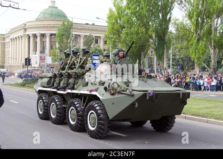 Donetsk, République populaire de Donetsk, Ukraine, 9 mai 2018. Un porte-troupes blindé avec des soldats camouflés au sommet se déplace le long de la rue Artyomy Banque D'Images