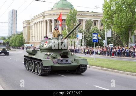 Donetsk, Donetsk People Republic, Ukraine - 9 mai 2018 : le char soviétique T-34 longe la rue Artem pendant la parade de la victoire. Fleurs sur militaire Banque D'Images