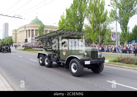 Donetsk, Donetsk People Republic, Ukraine - 9 mai 2018 : le système de lance-roquettes multiple de Katyusha se déplace le long de la rue principale de la ville pendant le Banque D'Images