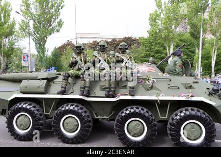 Donetsk, République populaire de Donetsk, Ukraine, 9 mai 2018. Un porte-troupes blindé avec des soldats camouflés au sommet se déplace le long de la rue Artyomy Banque D'Images