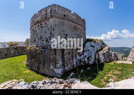 Château médiéval dans village de pèlerinage Banque D'Images