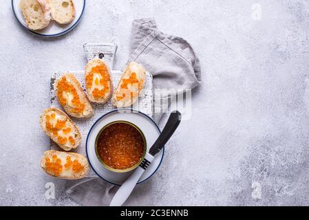 Pain de baguette au caviar rouge Banque D'Images