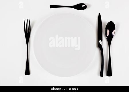 Plaque ronde en céramique blanche isolée sur blanc. Commencez le concept alimentaire. Banque D'Images