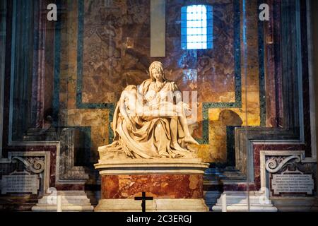 La Pieta de Michel-Ange (The Pitoiement) est une œuvre de sculpture de la Renaissance de Michel-Ange Buonarroti, dans la cathédrale Saint-Pierre, Cité du Vatican, Rome, Italie Banque D'Images