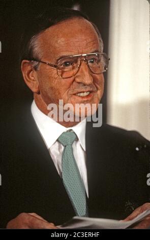 Taoiseach (Premier ministre) Albert Reynolds d'Irlande fait des remarques au cours de la cérémonie où il présentera au président des États-Unis Bill Clinton un bol de shamrock honorant la Saint Patrick avec dans la salle Roosevelt de la Maison Blanche à Washington, DC le 17 mars 1993. Au cours de son allocution, le président Clinton a annoncé qu'il nomma Jean Kennedy Smith comme ambassadeur des États-Unis en Irlande.Credit: Martin H. Simon/Pool via CNP | usage dans le monde entier Banque D'Images