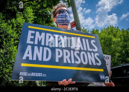 ÉTATS-UNIS. 19 juin 2020. Les dirigeants des droits civils et de la justice raciale ont organisé un rassemblement le dix-septième juin à l'île Rikers, appelant les dirigeants élus à achever le travail de sécurisation de la liberté pour tous, en mettant fin à la criminalisation massive des Noirs, Appeler le gouverneur Cuomo à mettre fin aux expansions néfastes de la détention provisoire qui doivent prendre effet le 3 juillet et à moins faire passer d'urgence est plus NY législation à la supervision générale de libération conditionnelle. (Photo par Erik McGregor/Sipa USA) crédit: SIPA USA/Alay Live News Banque D'Images