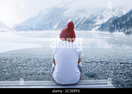 Exposition au froid. Homme au lac gelé. Banque D'Images