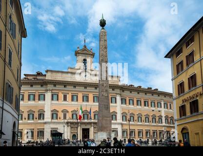 Obélisque de Montecitorio ou Obélisque de Solaare, devant le Parlement italien, Rome, Italie Banque D'Images