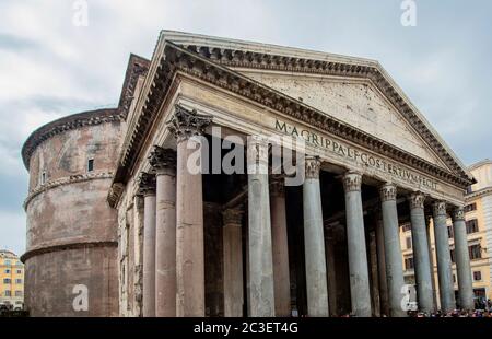 Le Panthéon est un ancien temple romain, devenu une église catholique, Piazza della Rotonda, Rome, Italie Banque D'Images