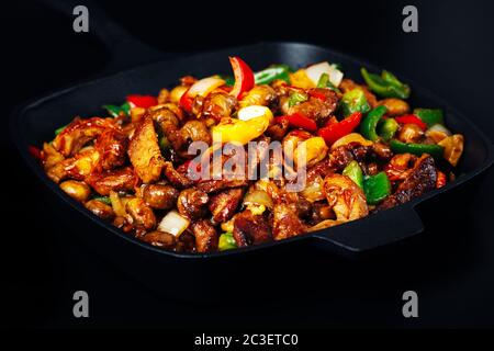 Viande et légumes frits dans une casserole en fonte Banque D'Images