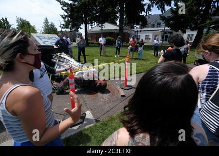 Les gens se disputent avec l'activiste de droite Gregory Isaacson, qui ...