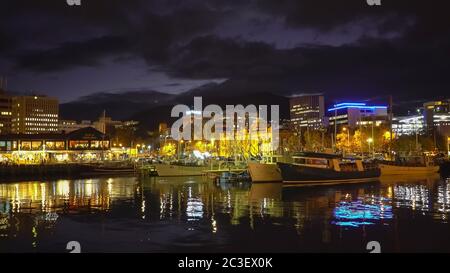 Photo de nuit de bateaux de pêche amarrés sur le front de mer de Hobart Banque D'Images