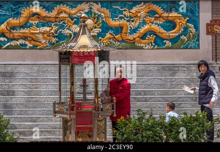 Femme âgée au temple de Masobyo ou Ma Zhu Miao, Yokohama Chinatown, Japon Banque D'Images