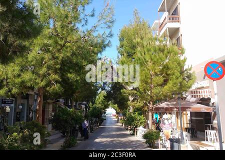 Agios Nikolaos. Crète, Grèce - 1er avril 2019 : route vers la mer, par beau temps Banque D'Images