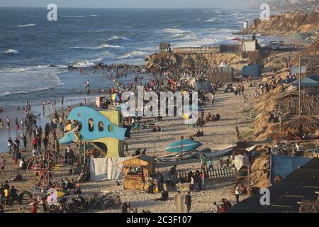 Deir Al-Balah, la bande de Gaza, Palestine. 19 juin 2020. Palestiniens à la plage de Deir al-Balah, au centre de la bande de Gaza. Crédit : Mahmoud Khatab/Quds Net News/ZUMA Wire/Alay Live News Banque D'Images