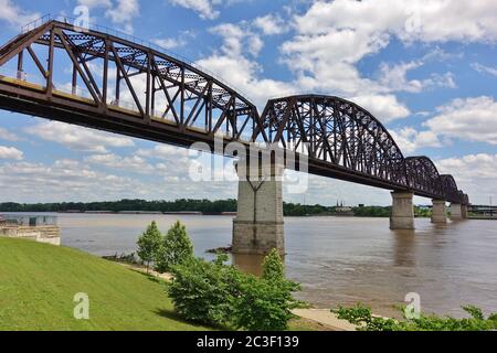 LOUISVILLE, Kentucky -30 MAI 2020 - vue sur le célèbre pont Big four, un ancien pont de chemin de fer à six travées au-dessus de la rivière Ohio, reliant Louisville, Banque D'Images