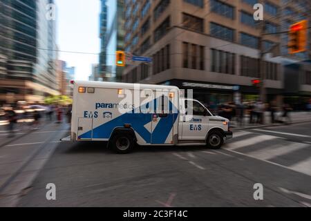 Toronto, Canada - le 19 juin 2020. Une ambulance du SGE de Toronto traverse les rues lors d'une manifestation assise du dix-septième juin. Mark Spowart/Alay Live News Banque D'Images