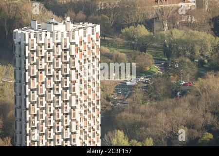 Vue panoramique de Grenoble depuis les collines environnantes, montrant l'aménagement de la ville, l'architecture urbaine et les Alpes françaises en arrière-plan. Banque D'Images