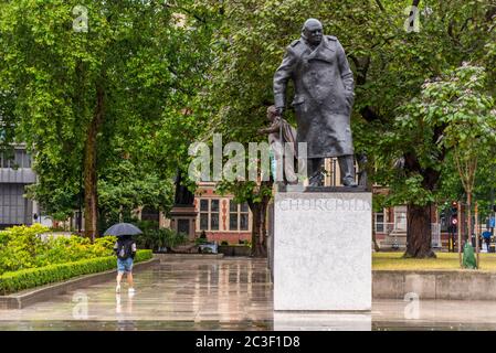 La statue de Winston Churchill le matin d'être révélée après avoir été couverte à la suite de graffiti de vandalisme pendant la manifestation Black Lives Matter Banque D'Images