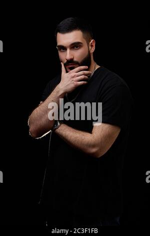 un portrait dramatique d'un jeune homme sérieux Banque D'Images