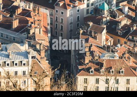 Vue panoramique de Grenoble depuis les collines environnantes, montrant l'aménagement de la ville, l'architecture urbaine et les Alpes françaises en arrière-plan. Banque D'Images