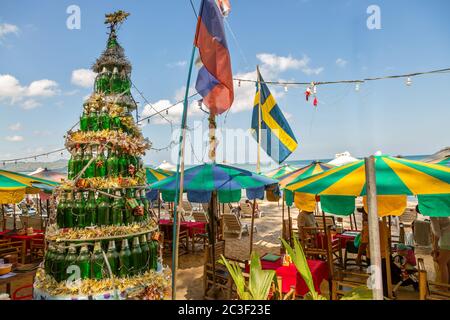 Thaïlande Phuket hiver 2019. Arbre de Noël en bouteilles dans un bar sur une plage de sable Banque D'Images