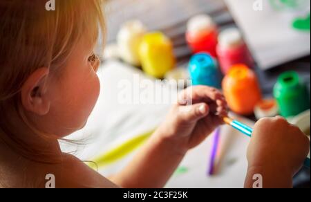 Un petit bébé mignon qui s'amuser à la maison. Dessin pour petit enfant avec peintures colorées en garderie. Art créatif et activités pour enfants. Bonne enfance Banque D'Images