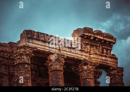 Ruines du temple ancien du Liban. Photo de style vintage de Baalbek. Colonnes anciennes majestueuses sur fond de ciel nuageux. Banque D'Images