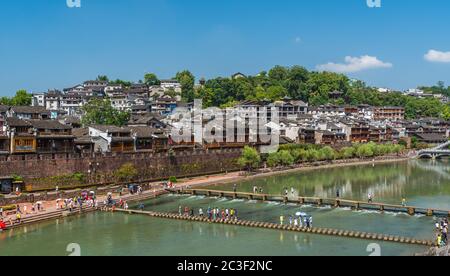 Personnes sur des pierres de pas à Fenghuang Banque D'Images