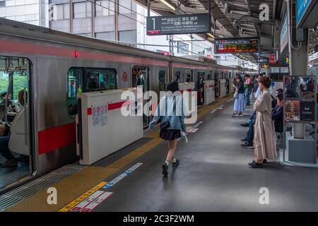 Les personnes se rendant à la gare de Nakameguro qui dessert la ligne de train Tokyu Toyoko, Tokyo, Japon Banque D'Images