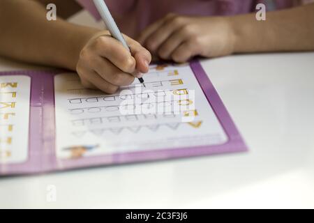 Fille (7) apprend à écrire, Kiel, Schleswig-Holstein, Allemagne Banque D'Images