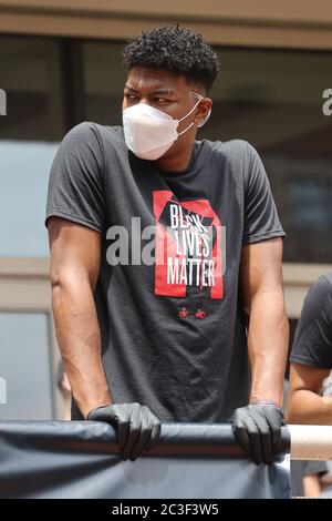 Washington, DC, États-Unis. 19 juin 2020. Rui Hachimura, de la NBA Washington Wizards, descend dans les rues de DC jusqu'au mémorial MLK lors d'une Black Lives Matter Mars le 19 juin 2020 à Washington, DC Credit: Mpi34/Media Punch/Alay Live News Banque D'Images