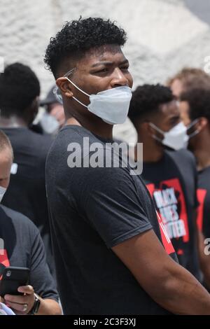 Washington, DC, États-Unis. 19 juin 2020. Rui Hachimura, de la NBA Washington Wizards, descend dans les rues de DC jusqu'au mémorial MLK lors d'une Black Lives Matter Mars le 19 juin 2020 à Washington, DC Credit: Mpi34/Media Punch/Alay Live News Banque D'Images