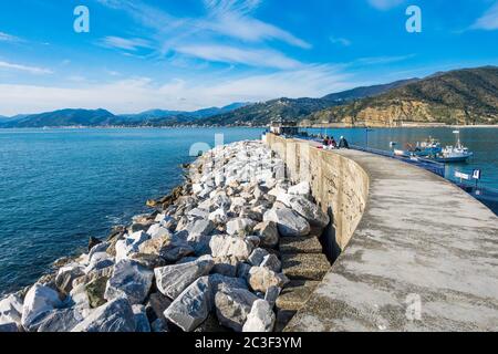 Sestri Levante, IT - 2020 février : Citta Dei due mari (ville des deux mers) avec Baia del Silenzio (Baie du Silence) et Baia delle Favole (Baie de la Fab Banque D'Images