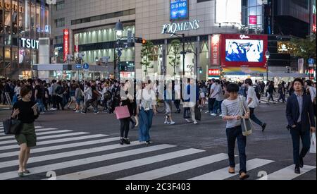 Foule en masse traversant la célèbre traversée de la promenade piétonne Shibuya, Tokyo, Japon. Banque D'Images