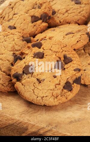 Cookies aux pépites de chocolat gros plan sur un fond rustique en bois avec un endroit pour le logo ou le texte Banque D'Images