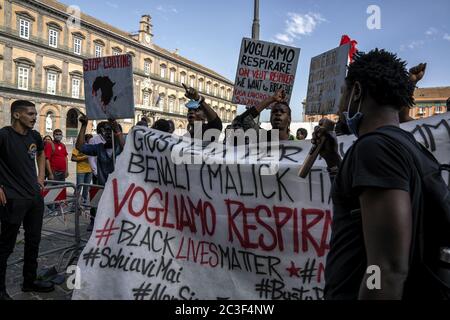 Les mouvements qui sont descendus aujourd'hui sur la Piazza del Plebiscito à Naples exigent la 'justice' pour El Hadji Malick Thiam, connu sous le nom de Mohammed Benali. « Justice » et « nous voulons respirer » sont les phrases écrites sur une grande bannière signée par Black Lives Matter et exposées à l'extérieur de la préfecture. Malick, un sénégalais de 37 ans, est mort vendredi dernier à Puglia, tué par les flammes qui ont éclaté dans la cabane de Borgo Mezzanone où il vivait. Il était ouvrier et, avant d'arriver dans la région de Foggia, il vivait à Naples, dans le district de Vasto. Il était un immigrant illégal à cause de sa situation irrégulière Banque D'Images