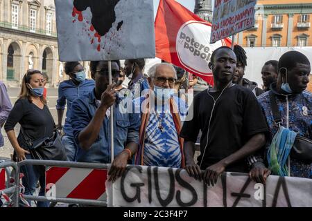 Les mouvements qui sont descendus aujourd'hui sur la Piazza del Plebiscito à Naples exigent la 'justice' pour El Hadji Malick Thiam, connu sous le nom de Mohammed Benali. « Justice » et « nous voulons respirer » sont les phrases écrites sur une grande bannière signée par Black Lives Matter et exposées à l'extérieur de la préfecture. Malick, un sénégalais de 37 ans, est mort vendredi dernier à Puglia, tué par les flammes qui ont éclaté dans la cabane de Borgo Mezzanone où il vivait. Il était ouvrier et, avant d'arriver dans la région de Foggia, il vivait à Naples, dans le district de Vasto. Il était un immigrant illégal à cause de sa situation irrégulière Banque D'Images