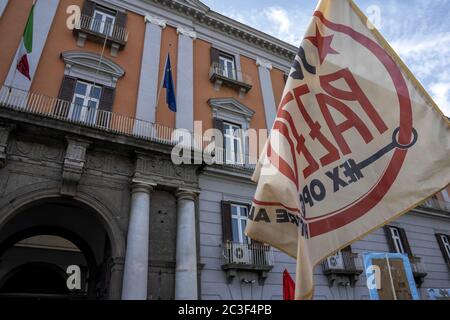 Les mouvements qui sont descendus aujourd'hui sur la Piazza del Plebiscito à Naples exigent la 'justice' pour El Hadji Malick Thiam, connu sous le nom de Mohammed Benali. « Justice » et « nous voulons respirer » sont les phrases écrites sur une grande bannière signée par Black Lives Matter et exposées à l'extérieur de la préfecture. Malick, un sénégalais de 37 ans, est mort vendredi dernier à Puglia, tué par les flammes qui ont éclaté dans la cabane de Borgo Mezzanone où il vivait. Il était ouvrier et, avant d'arriver dans la région de Foggia, il vivait à Naples, dans le district de Vasto. Il était un immigrant illégal à cause de sa situation irrégulière Banque D'Images