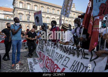 Les mouvements qui sont descendus aujourd'hui sur la Piazza del Plebiscito à Naples exigent la 'justice' pour El Hadji Malick Thiam, connu sous le nom de Mohammed Benali. « Justice » et « nous voulons respirer » sont les phrases écrites sur une grande bannière signée par Black Lives Matter et exposées à l'extérieur de la préfecture. Malick, un sénégalais de 37 ans, est mort vendredi dernier à Puglia, tué par les flammes qui ont éclaté dans la cabane de Borgo Mezzanone où il vivait. Il était ouvrier et, avant d'arriver dans la région de Foggia, il vivait à Naples, dans le district de Vasto. Il était un immigrant illégal à cause de sa situation irrégulière Banque D'Images