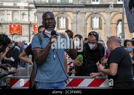 Les mouvements qui sont descendus aujourd'hui sur la Piazza del Plebiscito à Naples exigent la 'justice' pour El Hadji Malick Thiam, connu sous le nom de Mohammed Benali. « Justice » et « nous voulons respirer » sont les phrases écrites sur une grande bannière signée par Black Lives Matter et exposées à l'extérieur de la préfecture. Malick, un sénégalais de 37 ans, est mort vendredi dernier à Puglia, tué par les flammes qui ont éclaté dans la cabane de Borgo Mezzanone où il vivait. Il était ouvrier et, avant d'arriver dans la région de Foggia, il vivait à Naples, dans le district de Vasto. Il était un immigrant illégal à cause de sa situation irrégulière Banque D'Images