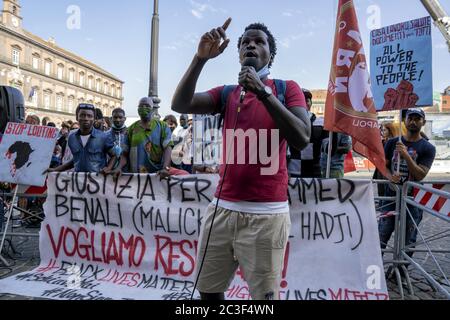 Les mouvements qui sont descendus aujourd'hui sur la Piazza del Plebiscito à Naples exigent la 'justice' pour El Hadji Malick Thiam, connu sous le nom de Mohammed Benali. « Justice » et « nous voulons respirer » sont les phrases écrites sur une grande bannière signée par Black Lives Matter et exposées à l'extérieur de la préfecture. Malick, un sénégalais de 37 ans, est mort vendredi dernier à Puglia, tué par les flammes qui ont éclaté dans la cabane de Borgo Mezzanone où il vivait. Il était ouvrier et, avant d'arriver dans la région de Foggia, il vivait à Naples, dans le district de Vasto. Il était un immigrant illégal à cause de sa situation irrégulière Banque D'Images