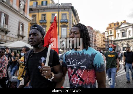 Les mouvements qui sont descendus aujourd'hui sur la Piazza del Plebiscito à Naples exigent la 'justice' pour El Hadji Malick Thiam, connu sous le nom de Mohammed Benali. « Justice » et « nous voulons respirer » sont les phrases écrites sur une grande bannière signée par Black Lives Matter et exposées à l'extérieur de la préfecture. Malick, un sénégalais de 37 ans, est mort vendredi dernier à Puglia, tué par les flammes qui ont éclaté dans la cabane de Borgo Mezzanone où il vivait. Il était ouvrier et, avant d'arriver dans la région de Foggia, il vivait à Naples, dans le district de Vasto. Il était un immigrant illégal à cause de sa situation irrégulière Banque D'Images