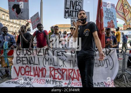 Les mouvements qui sont descendus aujourd'hui sur la Piazza del Plebiscito à Naples exigent la 'justice' pour El Hadji Malick Thiam, connu sous le nom de Mohammed Benali. « Justice » et « nous voulons respirer » sont les phrases écrites sur une grande bannière signée par Black Lives Matter et exposées à l'extérieur de la préfecture. Malick, un sénégalais de 37 ans, est mort vendredi dernier à Puglia, tué par les flammes qui ont éclaté dans la cabane de Borgo Mezzanone où il vivait. Il était ouvrier et, avant d'arriver dans la région de Foggia, il vivait à Naples, dans le district de Vasto. Il était un immigrant illégal à cause de sa situation irrégulière Banque D'Images