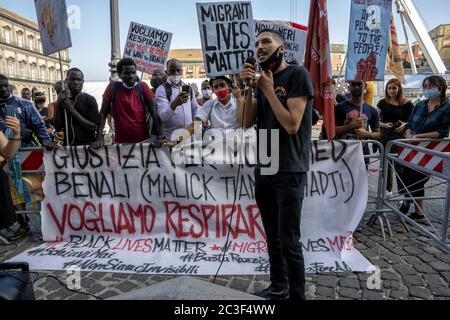 Les mouvements qui sont descendus aujourd'hui sur la Piazza del Plebiscito à Naples exigent la 'justice' pour El Hadji Malick Thiam, connu sous le nom de Mohammed Benali. « Justice » et « nous voulons respirer » sont les phrases écrites sur une grande bannière signée par Black Lives Matter et exposées à l'extérieur de la préfecture. Malick, un sénégalais de 37 ans, est mort vendredi dernier à Puglia, tué par les flammes qui ont éclaté dans la cabane de Borgo Mezzanone où il vivait. Il était ouvrier et, avant d'arriver dans la région de Foggia, il vivait à Naples, dans le district de Vasto. Il était un immigrant illégal à cause de sa situation irrégulière Banque D'Images