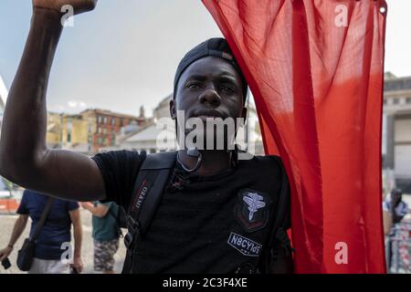 Les mouvements qui sont descendus aujourd'hui sur la Piazza del Plebiscito à Naples exigent la 'justice' pour El Hadji Malick Thiam, connu sous le nom de Mohammed Benali. « Justice » et « nous voulons respirer » sont les phrases écrites sur une grande bannière signée par Black Lives Matter et exposées à l'extérieur de la préfecture. Malick, un sénégalais de 37 ans, est mort vendredi dernier à Puglia, tué par les flammes qui ont éclaté dans la cabane de Borgo Mezzanone où il vivait. Il était ouvrier et, avant d'arriver dans la région de Foggia, il vivait à Naples, dans le district de Vasto. Il était un immigrant illégal à cause de sa situation irrégulière Banque D'Images