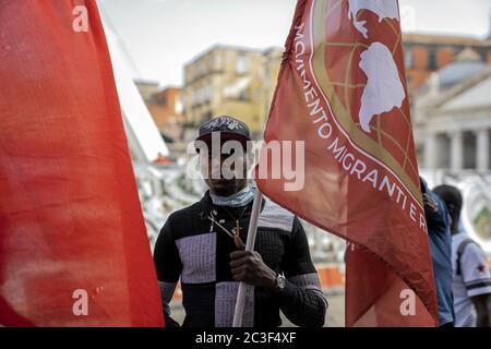 Les mouvements qui sont descendus aujourd'hui sur la Piazza del Plebiscito à Naples exigent la 'justice' pour El Hadji Malick Thiam, connu sous le nom de Mohammed Benali. « Justice » et « nous voulons respirer » sont les phrases écrites sur une grande bannière signée par Black Lives Matter et exposées à l'extérieur de la préfecture. Malick, un sénégalais de 37 ans, est mort vendredi dernier à Puglia, tué par les flammes qui ont éclaté dans la cabane de Borgo Mezzanone où il vivait. Il était ouvrier et, avant d'arriver dans la région de Foggia, il vivait à Naples, dans le district de Vasto. Il était un immigrant illégal à cause de sa situation irrégulière Banque D'Images