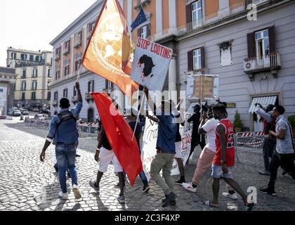 Les mouvements qui sont descendus aujourd'hui sur la Piazza del Plebiscito à Naples exigent la 'justice' pour El Hadji Malick Thiam, connu sous le nom de Mohammed Benali. « Justice » et « nous voulons respirer » sont les phrases écrites sur une grande bannière signée par Black Lives Matter et exposées à l'extérieur de la préfecture. Malick, un sénégalais de 37 ans, est mort vendredi dernier à Puglia, tué par les flammes qui ont éclaté dans la cabane de Borgo Mezzanone où il vivait. Il était ouvrier et, avant d'arriver dans la région de Foggia, il vivait à Naples, dans le district de Vasto. Il était un immigrant illégal à cause de sa situation irrégulière Banque D'Images