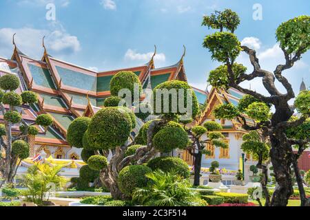 Arbres verts devant le Grand Palais de Bangkok Banque D'Images