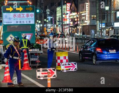 Équipe de travail de la route travaillant de nuit à Nakameguro Street, Tokyo, Japon Banque D'Images